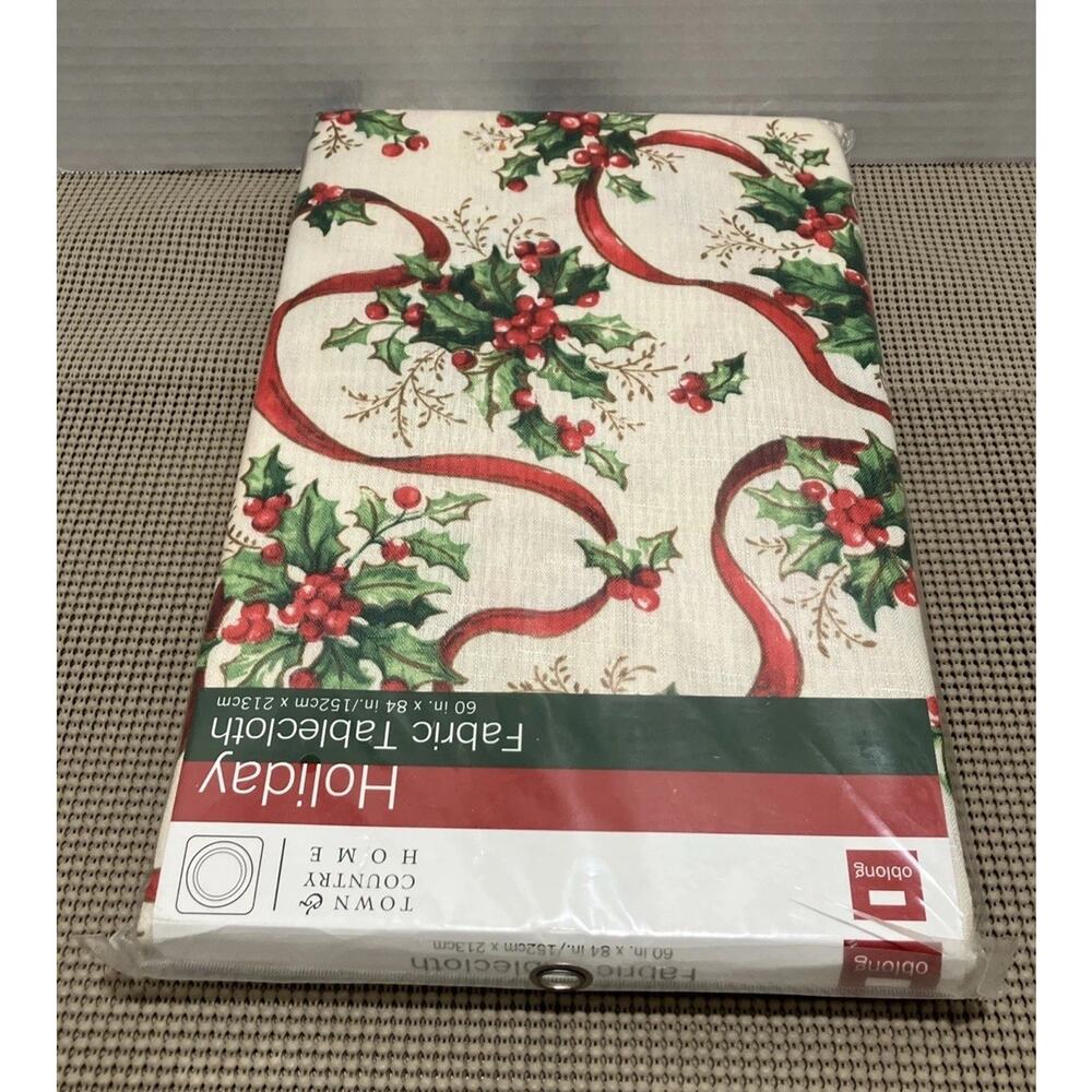 Christmas Tablecloth Holly Berry Fabric Poly Oblong 60x84 Town & Country NEW - Picture 7 of 9